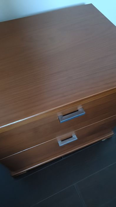 Mesa de cabeceira em madeira maciça cor de cerejeira