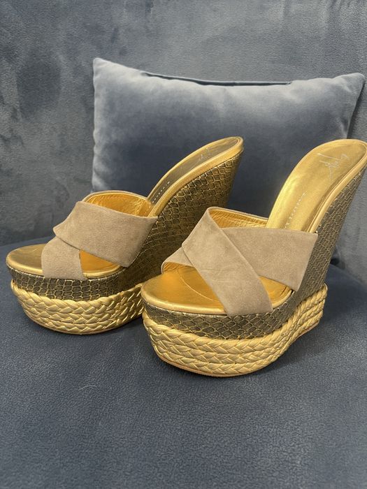 Босоножки женские на танкетке почти новые 37 р