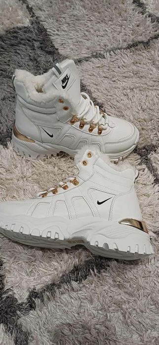 Nowe zimowe buty damskie.