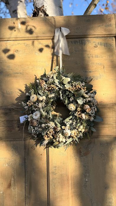 Biały zimowy wianek na drzwi naturalny