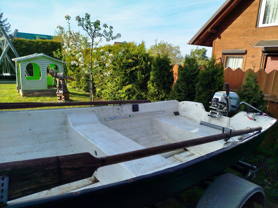 Łódka wędkarska z silnikiem spalinowym