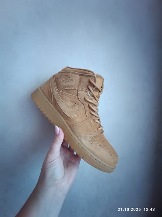 Замшеві кросівки Air Jordan 1 Retro High OG "Wheat"