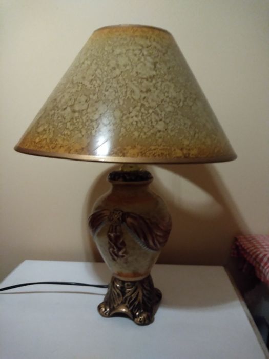 Piękna lampa na komodę do salonu