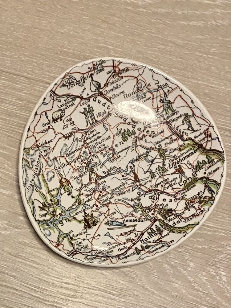 Talerz na ścianę ozdobny góry Norwegia mapa ideał 18,2cm