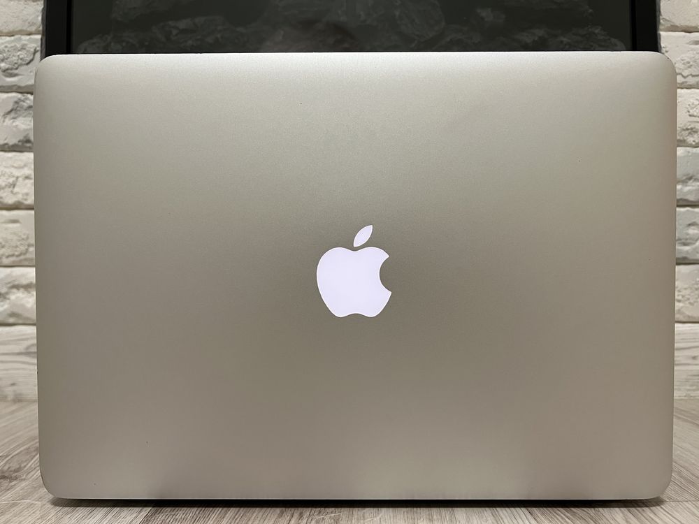 Продам Macbook Air 13" 2015p 8/128