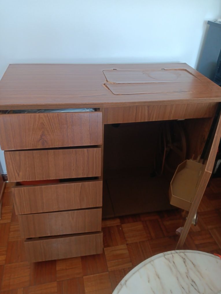 Maquina de costura e de bordar Gritzner (marca alemã)