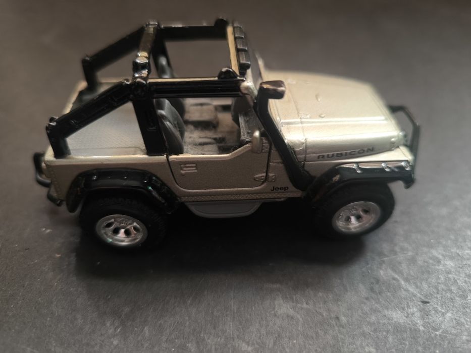 Miniatura de Jeep Rubicon em tom prateado.