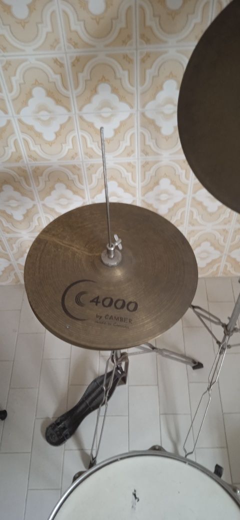 Se vende bateria musical completa como nova.