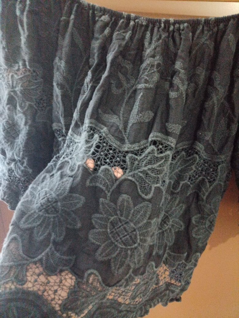 Top preto florido