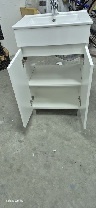 Lavatório com móvel e torneira