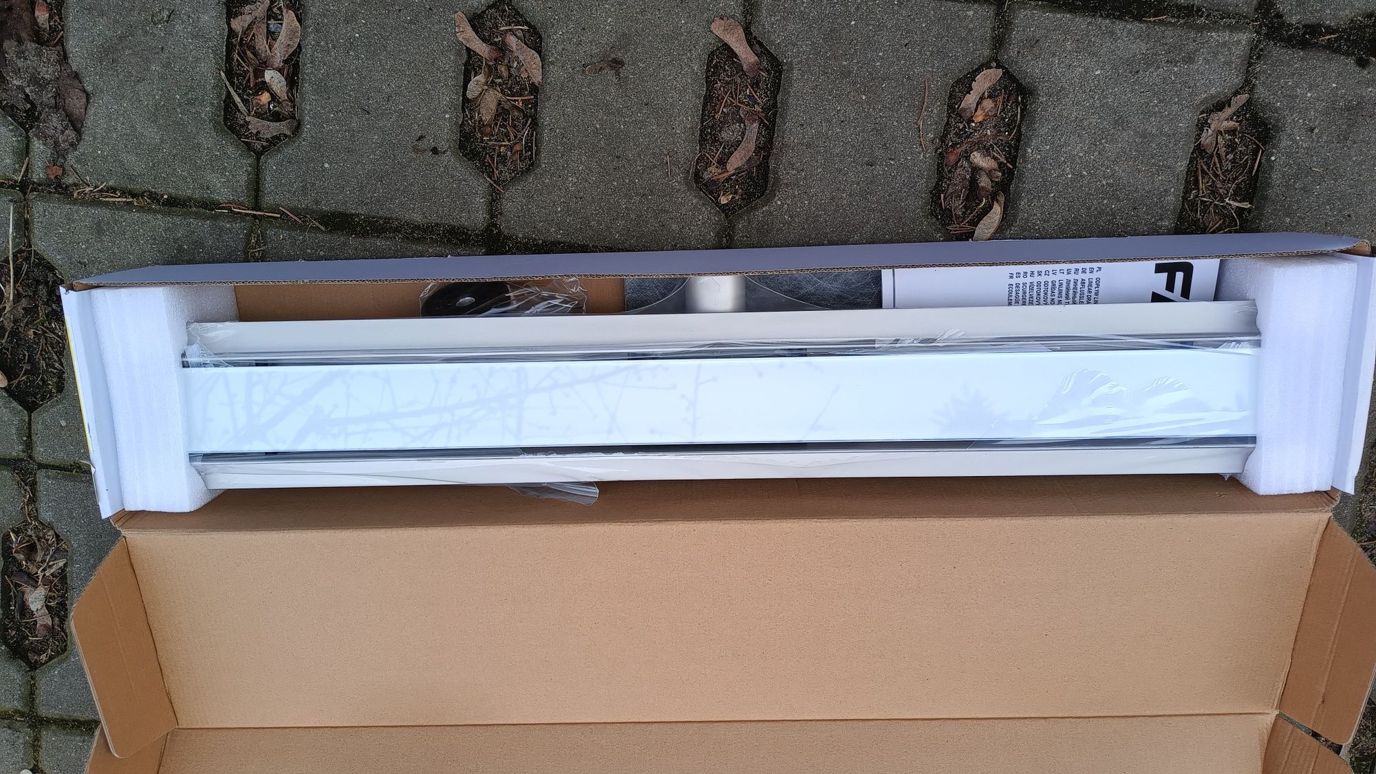 Odpływ liniowy 70 cm z białym szkłem