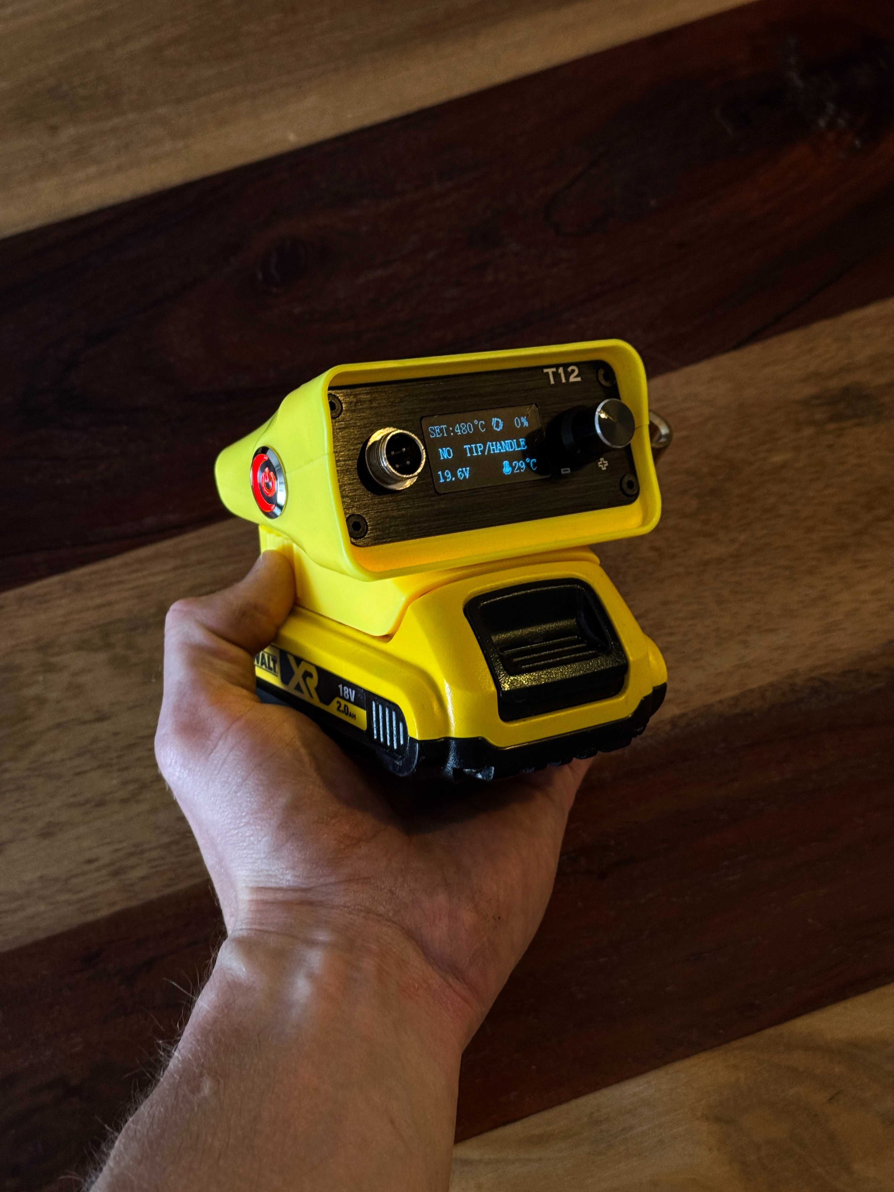 Lutownica Do Naprawy Elektroniki w Terenie BEZ KABLI Pod Aku Dewalt