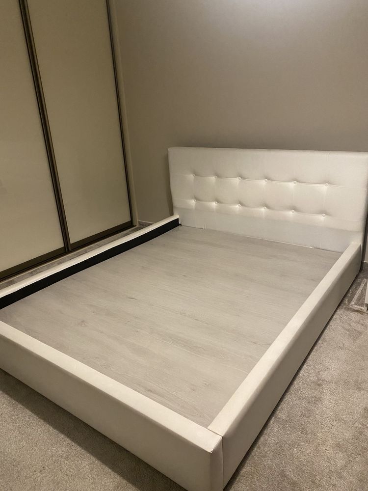 Łóżko sypialniane, do sypilani białe