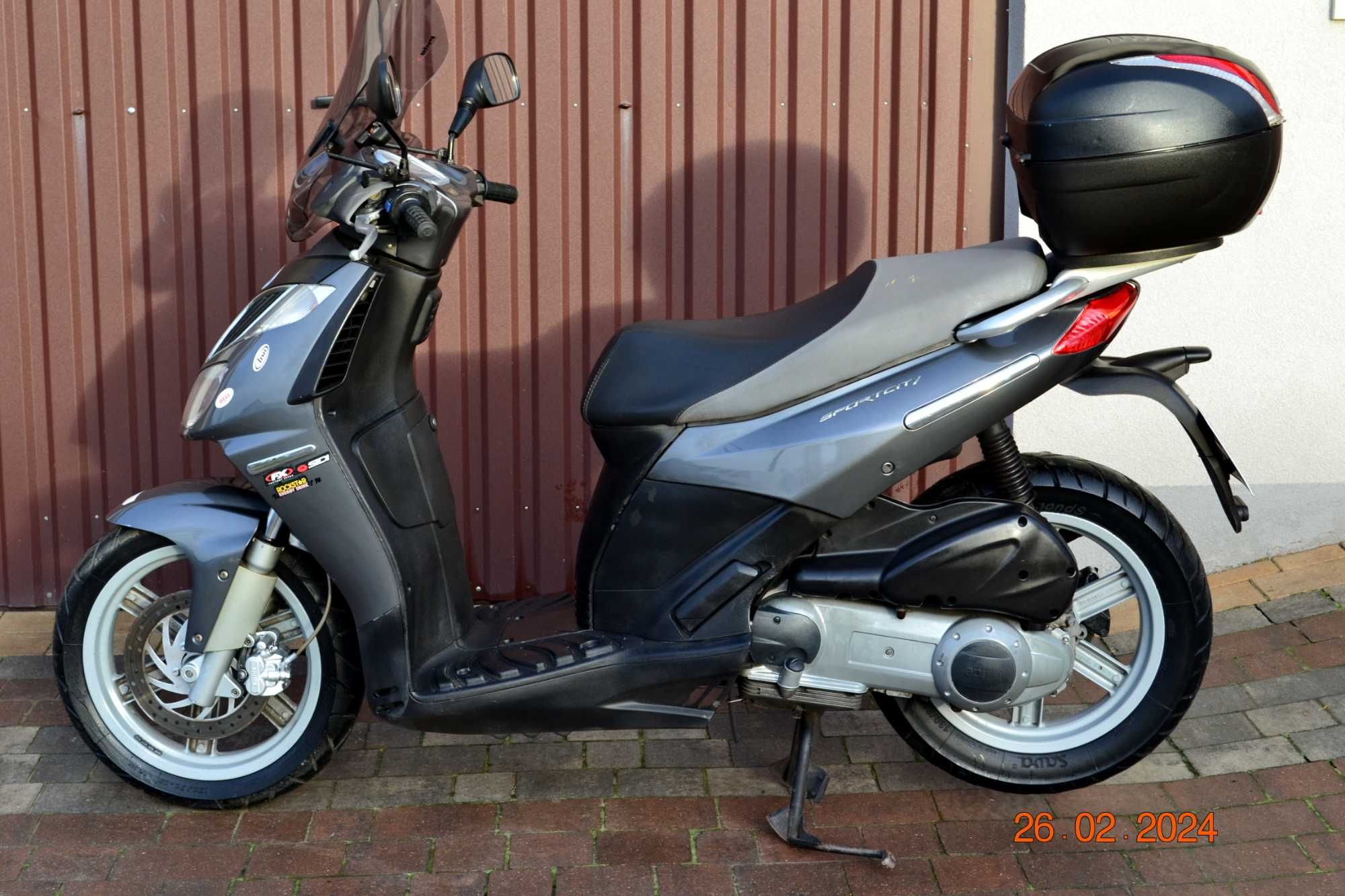 Skuter Aprilia Sportcity/Piaggio 125  Kufer Givi