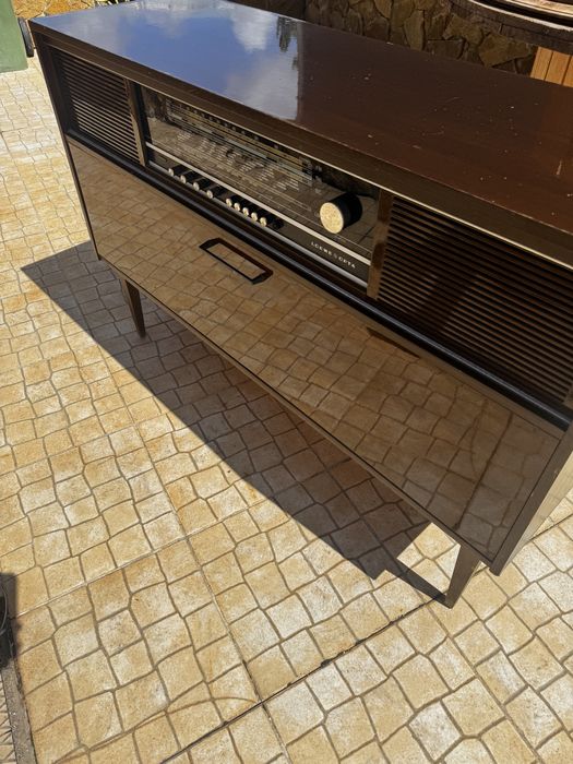 Movel aparador com radio e gira discos