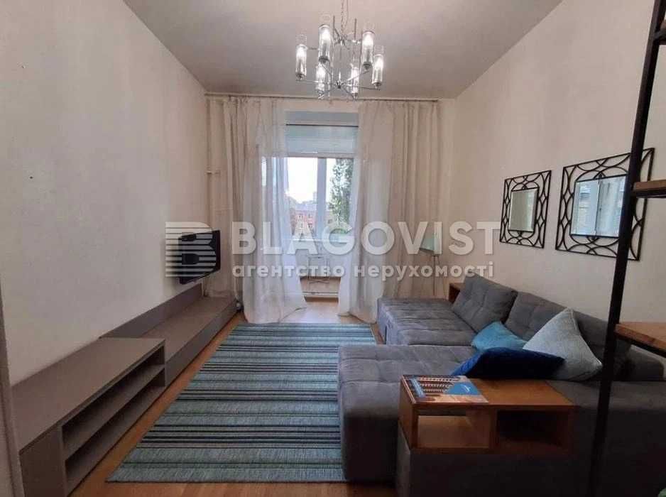 2-кімнатна сталінка 56 м² біля метро | Цегла, високі стелі, ремонт