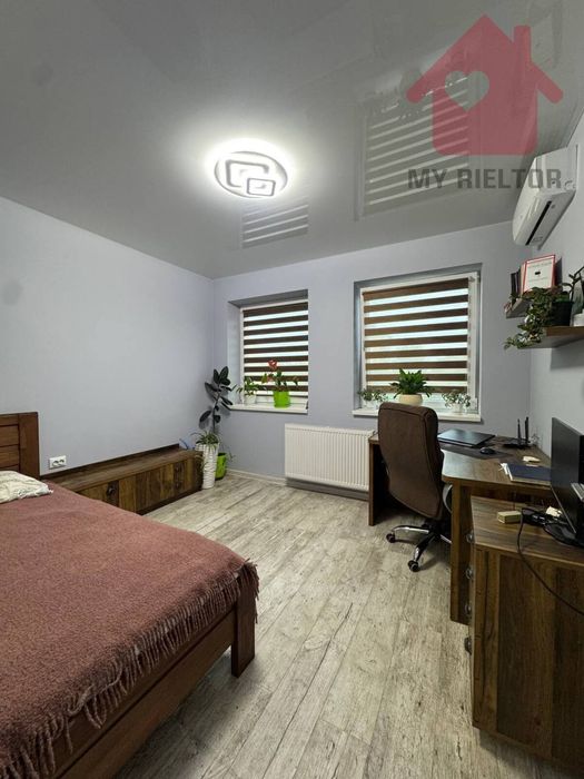 Сучасний будинок з сонячними панелями та гаражем у новому районі.