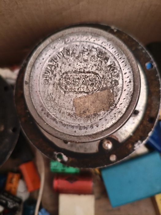 Cx com alguns componentes q so raram de crossovers e 2 medios agudos