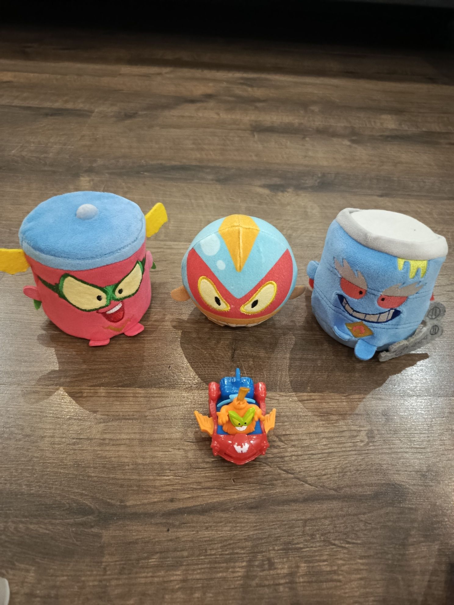Super zings zestaw : gra z figueką + 10 figurek + pojazd + 3 pluszaki