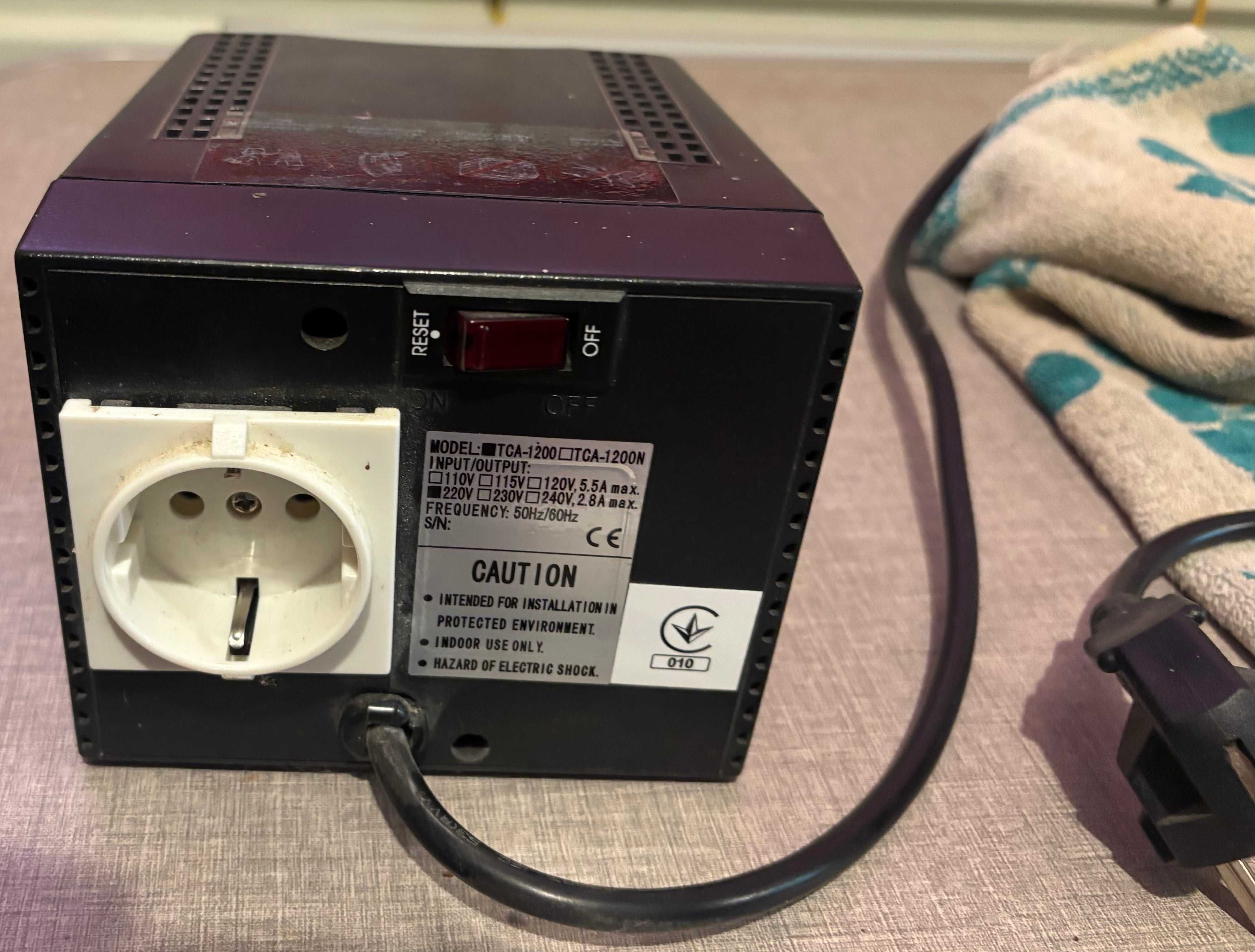 Стабилизатор напряжения Powercom TCA-1200 (600 Вт)