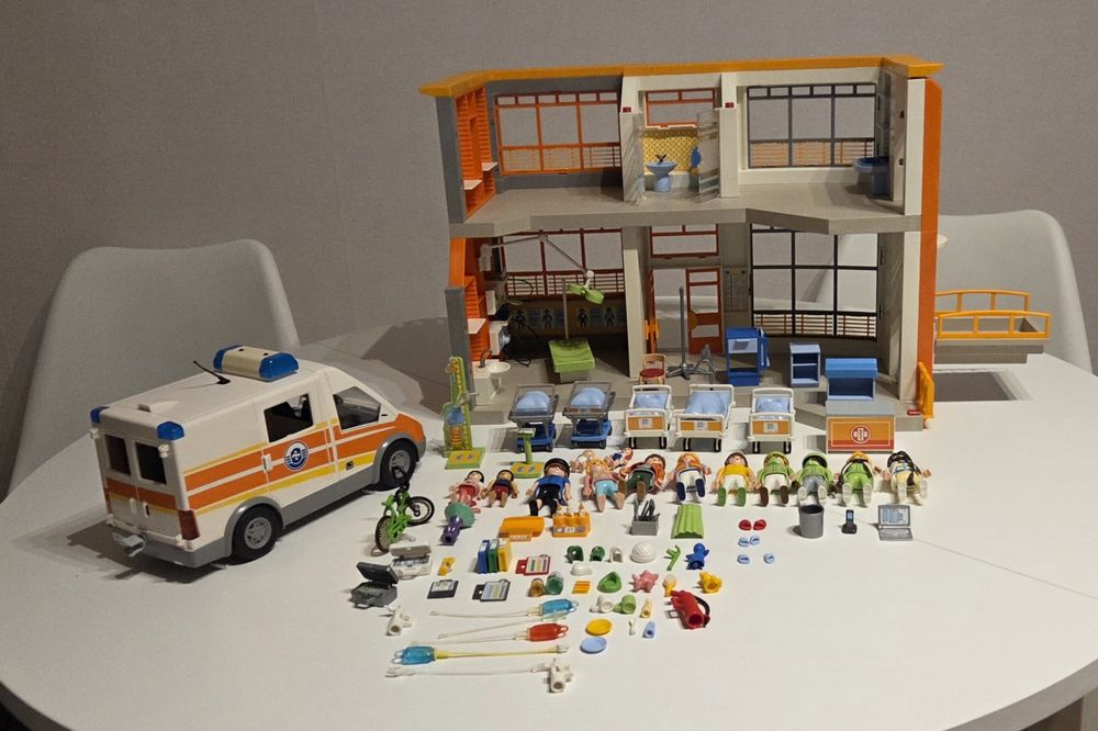 Duży szpital playmobil z karetką!