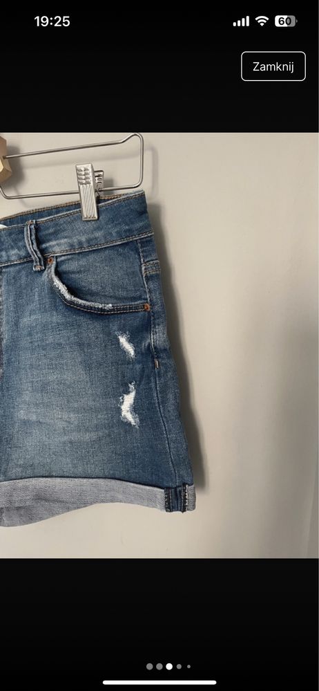 Krotkie spodenki jeansowe Bershka