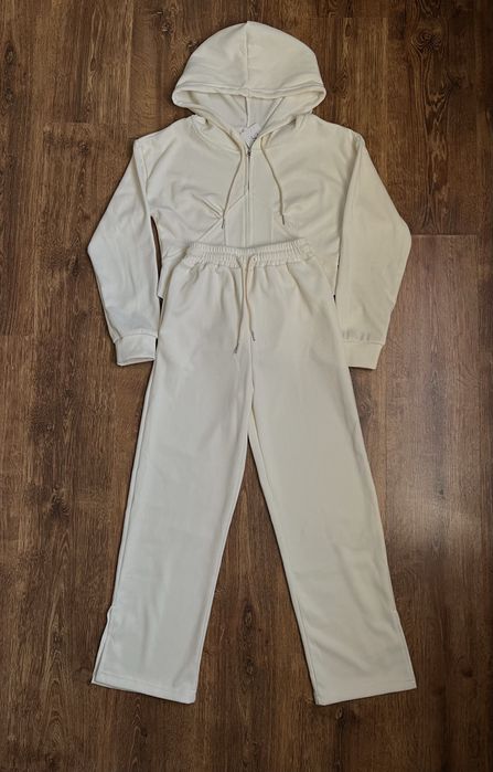 Жіночий костюмчик з акцентом на талії