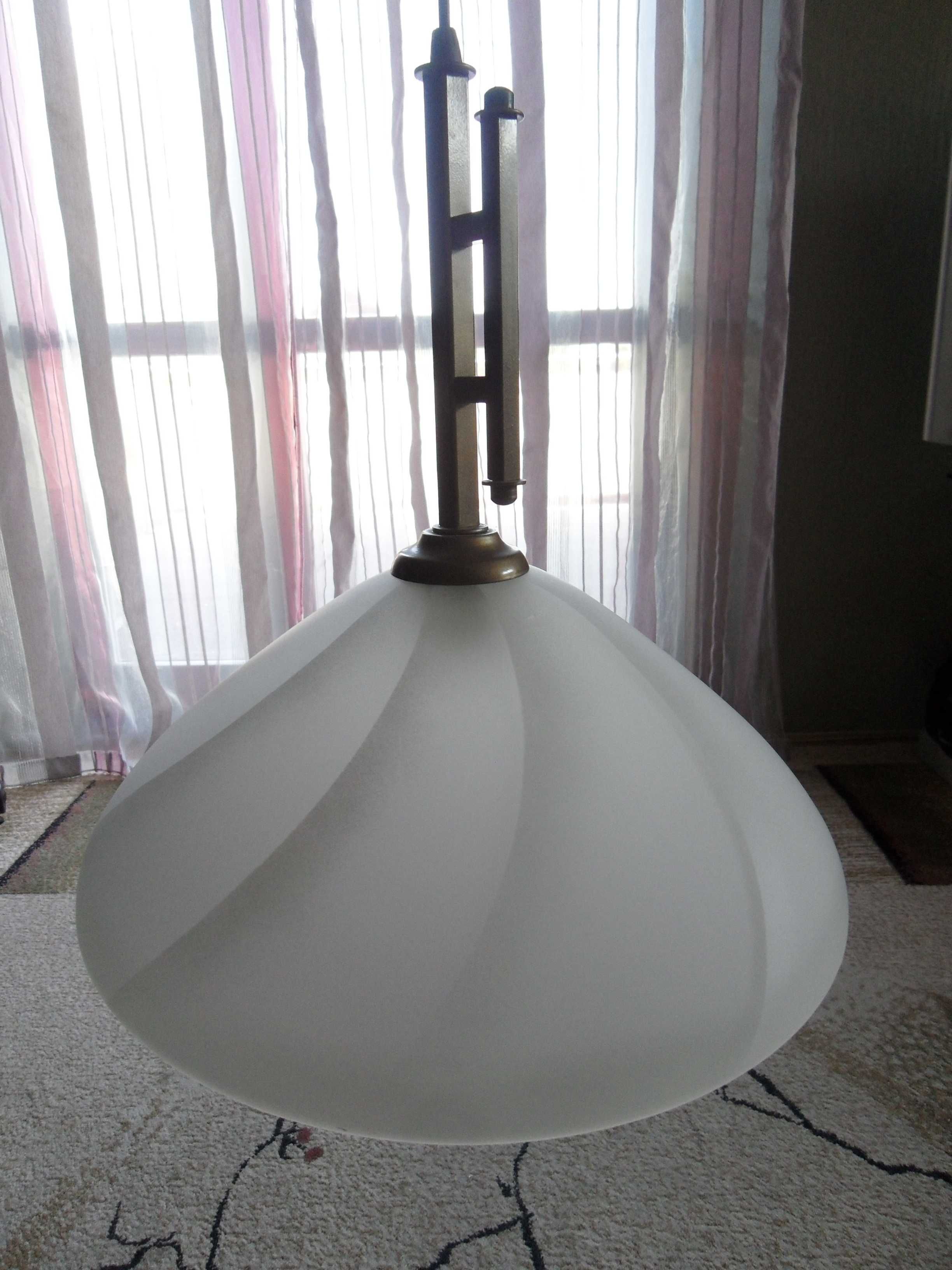 Lampa wisząca (sufitowa) w kolorze mosiądzu, mleczny klosz, lata 70-te