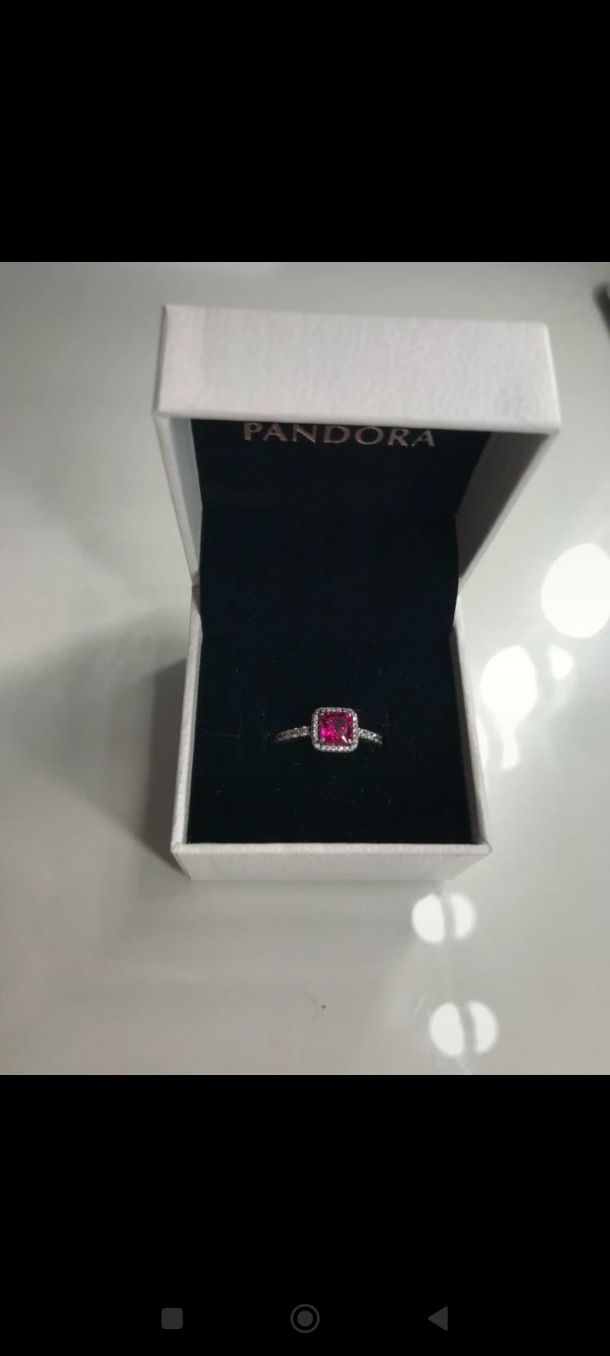 Anel com pedra rosa da Pandora