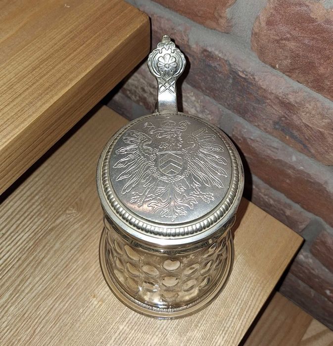 Szklany kufel do piwa z pokrywą