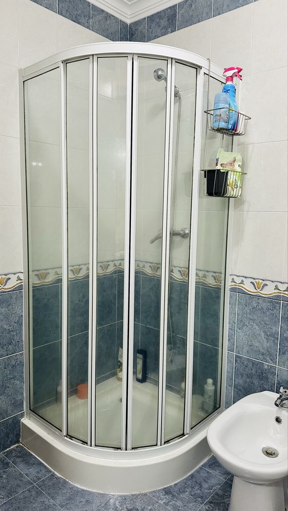 Quarto com casa de banho e cama de casal