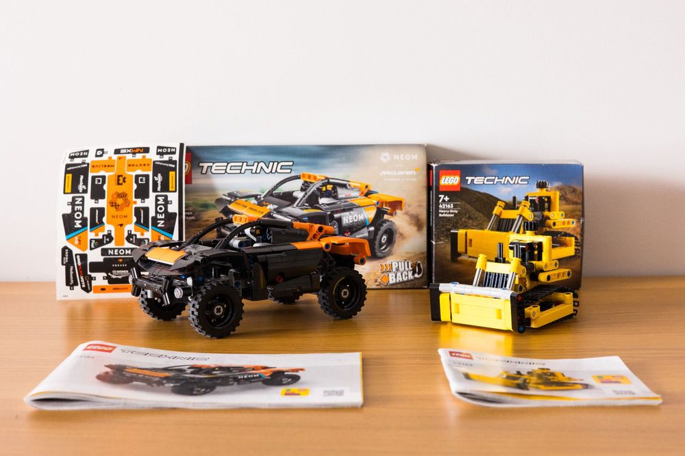 LEGO Technic 2 zestawy 42166 i 42163 NEOM McLaren Extreme Car Buldożer