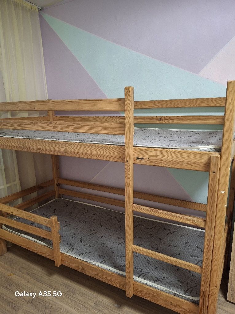 Продам двухъярустную деревянную кровать