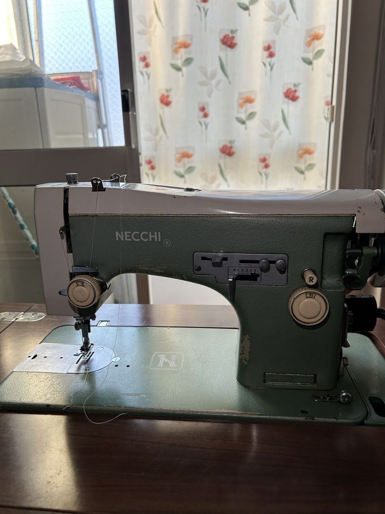 Máquina de costura Necchi com móvel