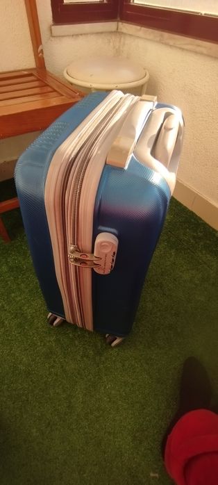 Mala de Viagem Rígida Azul Brilhante - Perfeita para suas Próximas Ave