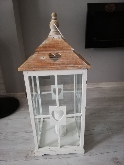 Duży lampion ze świecą.