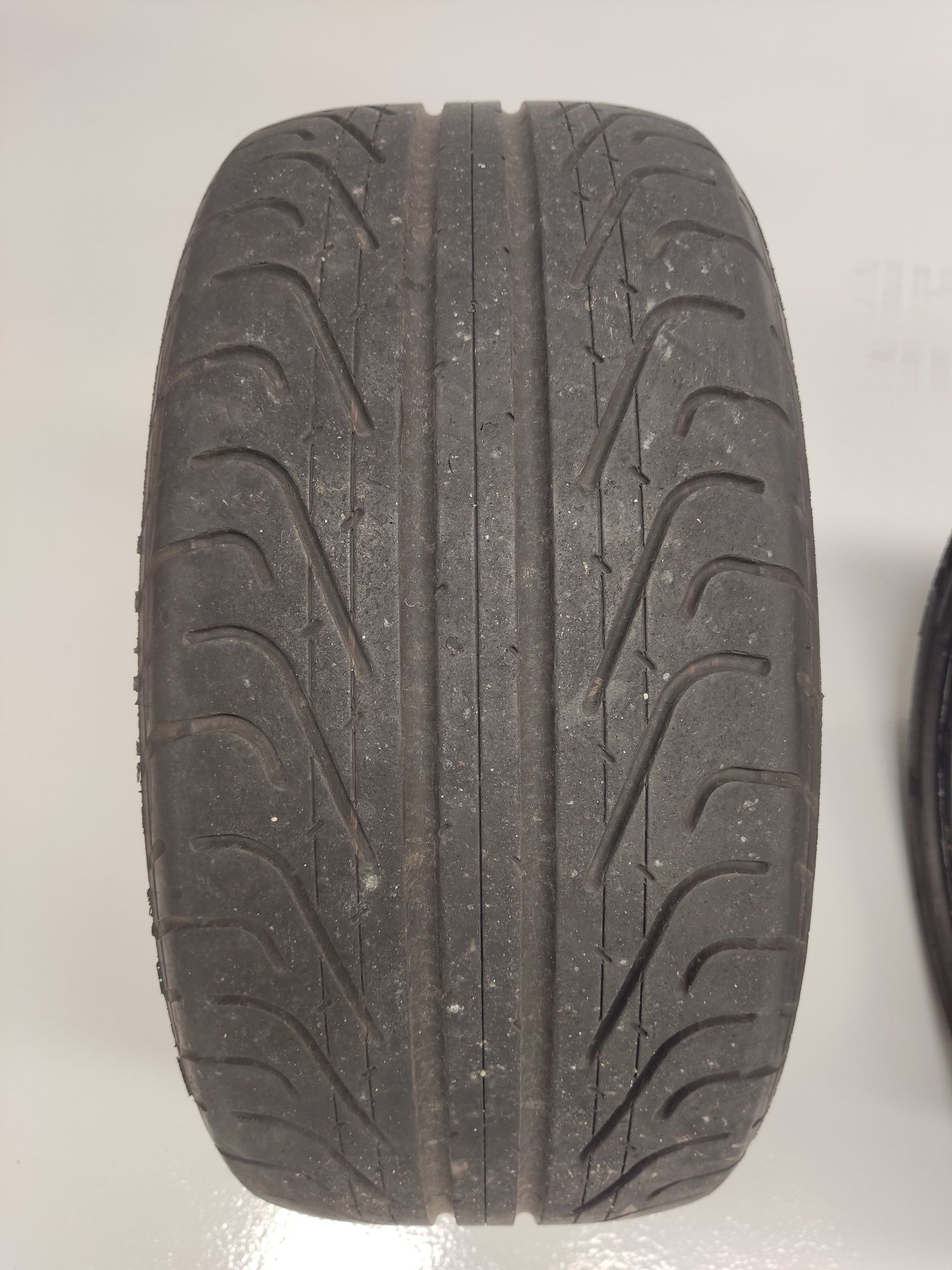 Pneus Aston Martin Pirelli Pzero Corsa 295/30 R19 e 255/35 R19