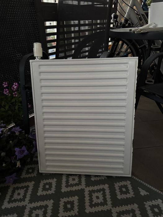 Grzejnik 600x500 mm z głowicą i szelkami.