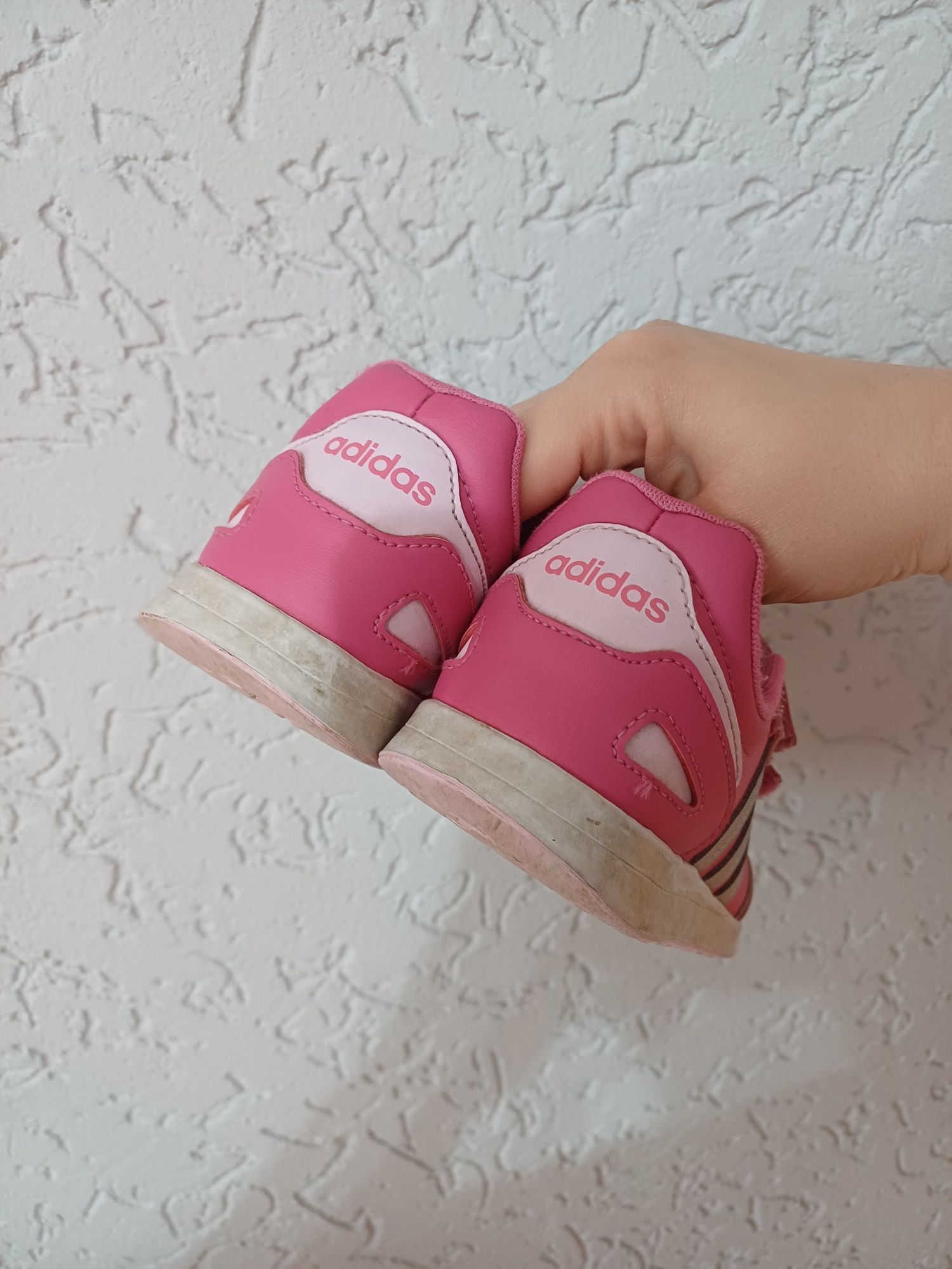 Buty adidas r.33 różowe dla dziewczynki, sportowe
