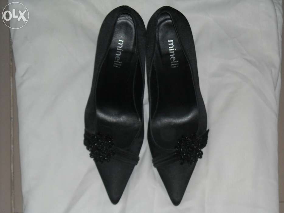 Sapato preto de tecido salto alto