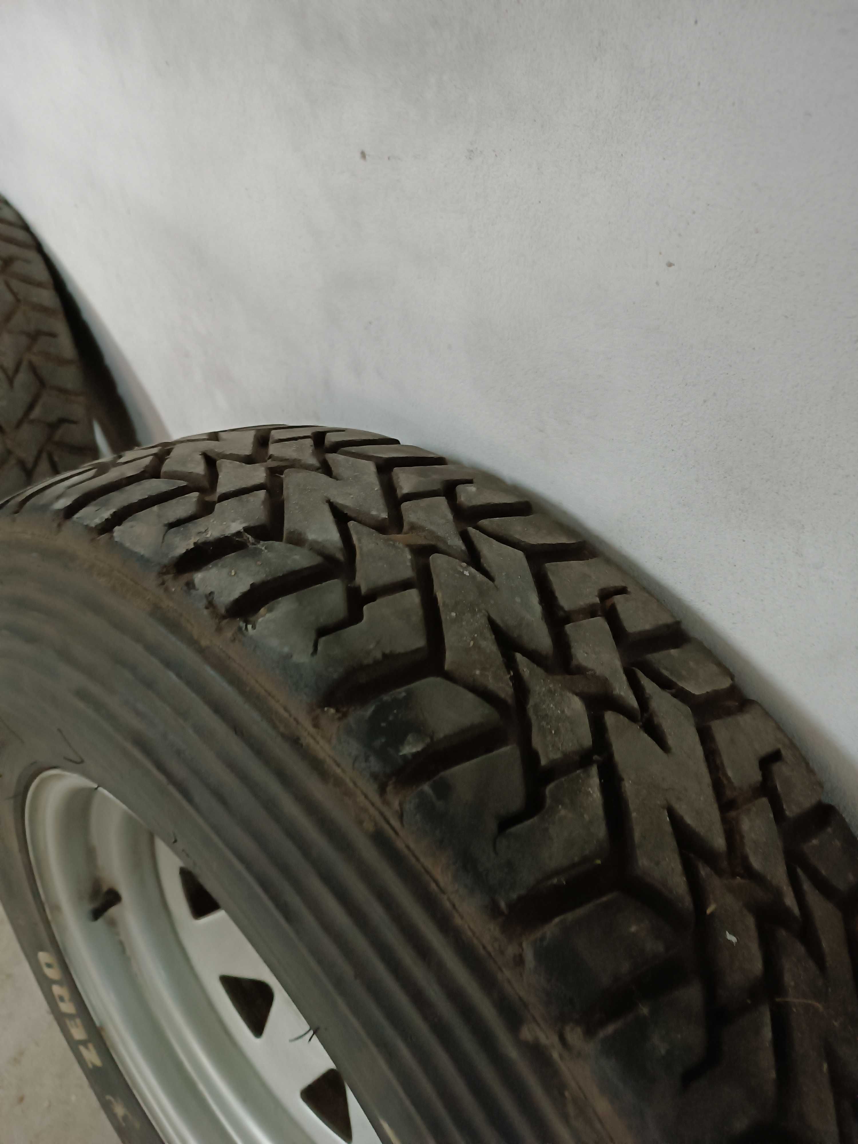 Pneus jipe Pirelli 215/85R16