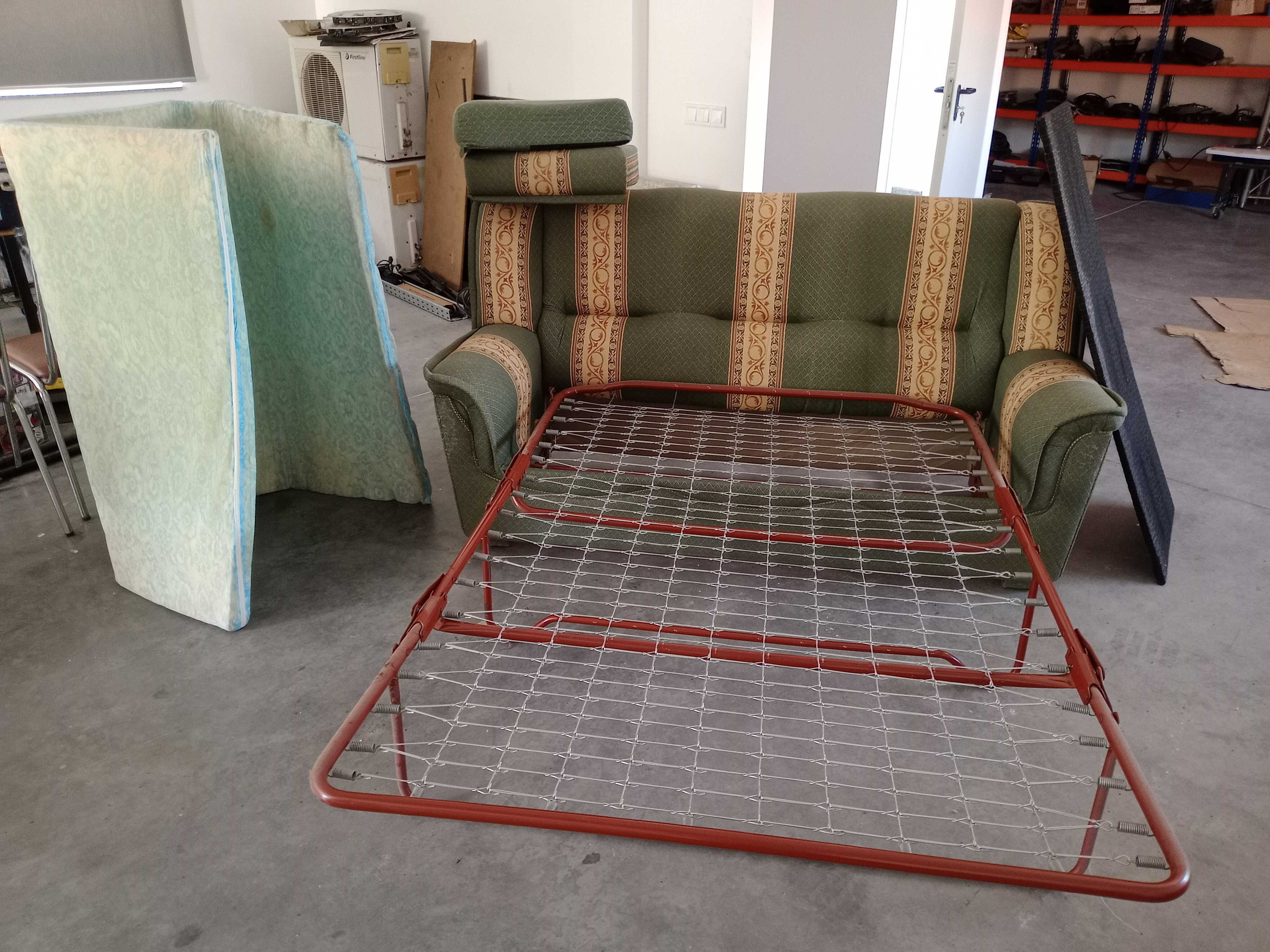 3 Sofás (2 Poltronas e um Sofá Cama de 3 Lugares)