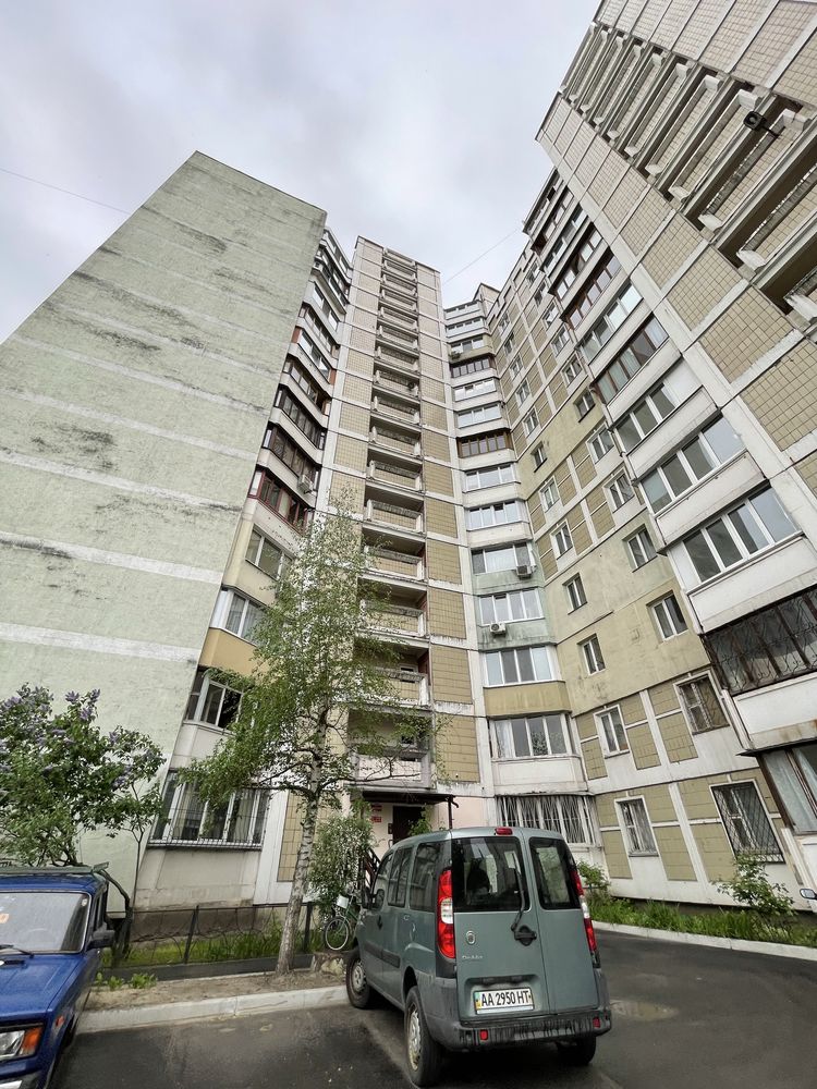 Продам 3к квартиру по вулиці Драгоманова 23