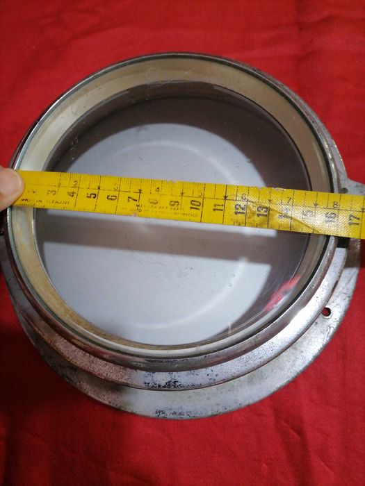 Caixa de relógio antiga em metal e vidro