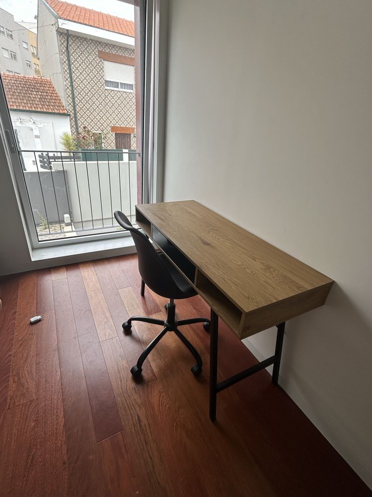 Dask and chair .