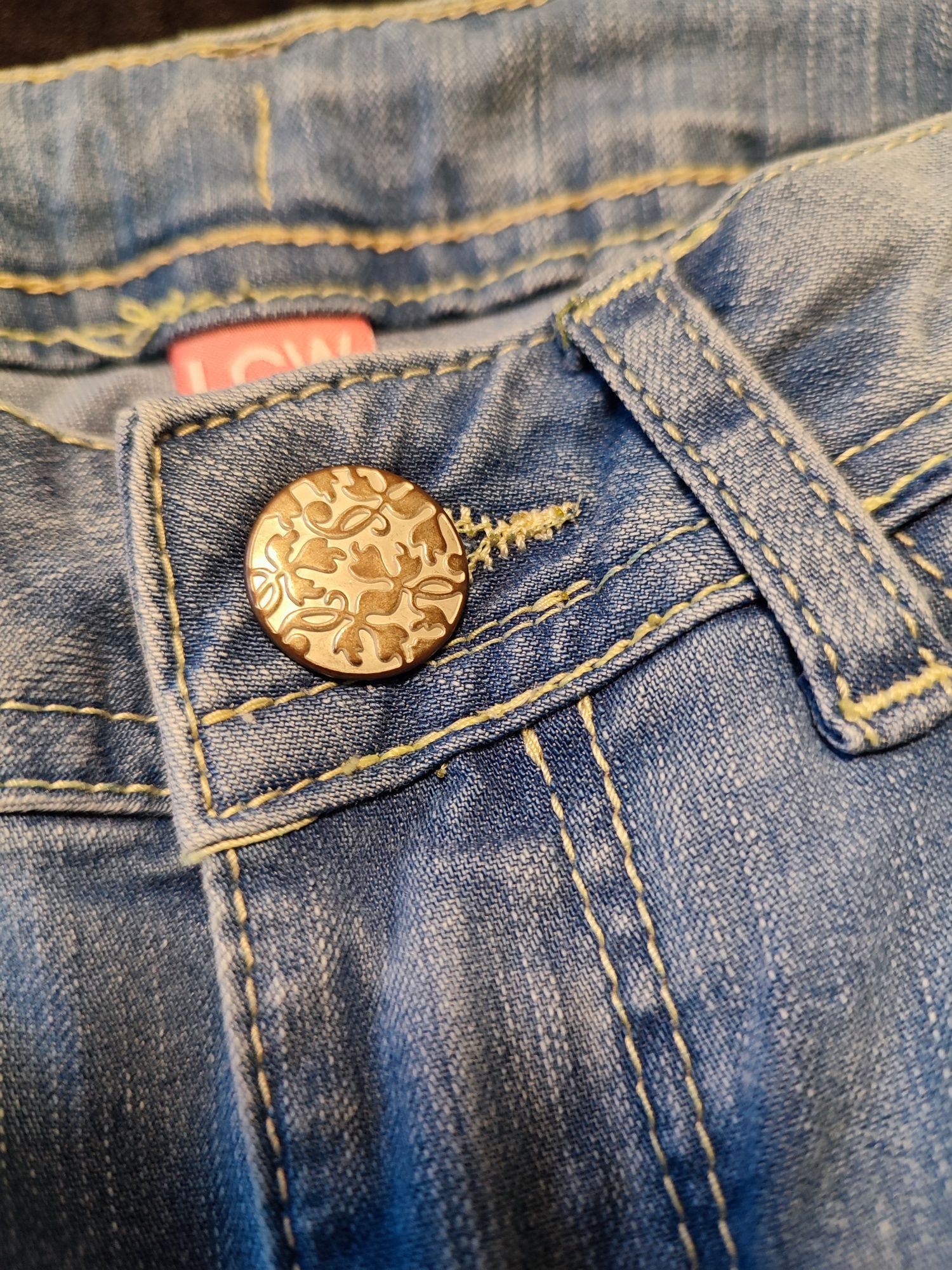 15. Śliczne spodnie jeans r.140 2szt