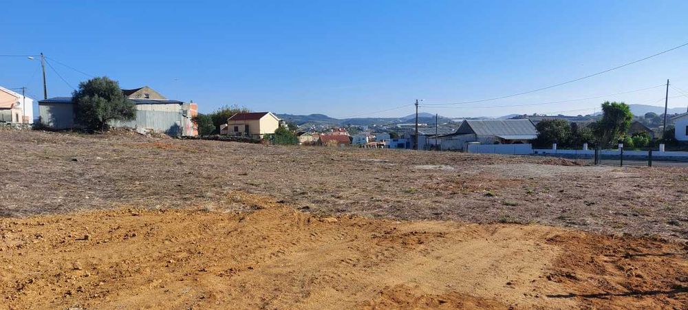 Terreno c 3400m2, vedado com água e eletricidade na zona Pêro Pinheiro