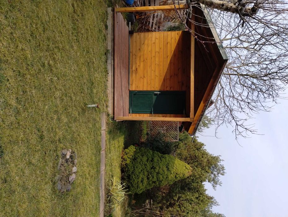 Altana ogrodowa wraz z wyposażeniem działki.