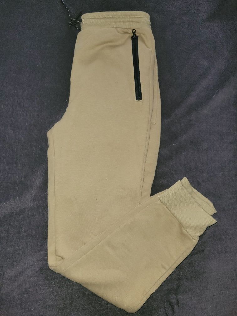 Reserved spodnie dresowe joggersy musztardowe r.170
