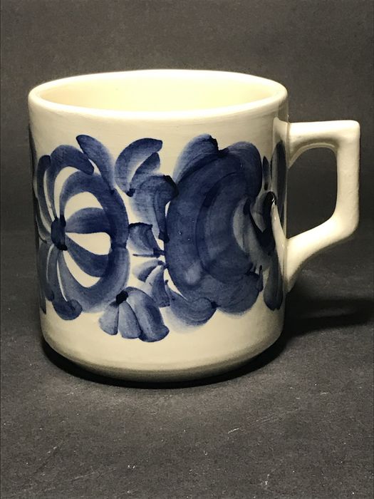 Fajans Włocławek kubek z uchem kobalt